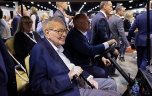 Buffett says Berkshire is in good hands, lauds Apple despite trimming stake
