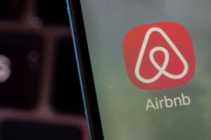 Airbnb slumps as gloomy forecast fans slowdown fears