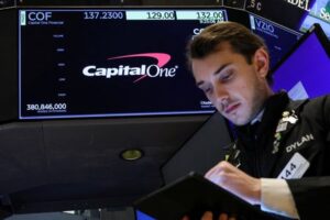 US banking regulators announce July 19 public meeting on Capital One-Discover deal