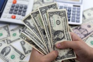 Dollar swoons after data suggests rate cut in September