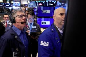 Dow briefly sprints past 40,000-mark on earnings boost, rate-cut bets