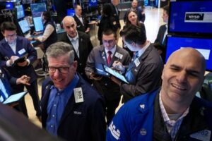 US stocks move sideways, gold tumbles ahead of Fed minutes, Nvidia results