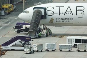 Singapore Airlines shares slip 1.3% after turbulent flight