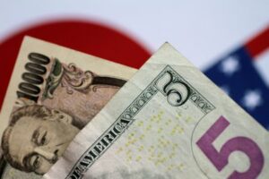 Steady dollar sends yen to the brink of 160