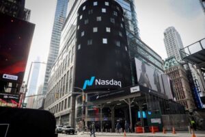 Tech bounceback lifts Nasdaq futures, Dow slips