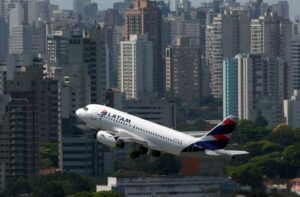 LATAM Airlines to proceed with re-listing ADRs, secondary sale