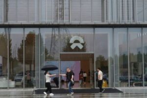 Nio CFO Feng steps down, EV maker appoints insider as successor