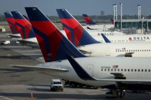 Fitch restores Delta's investment-grade rating