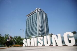 Samsung Elec, SK Hynix shares slide, tracking falls in global chip stocks