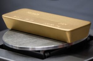 Fed rate-cut hopes keep gold near record levels