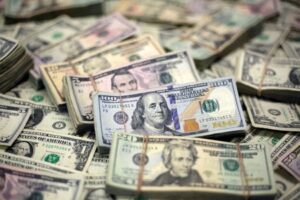 Analysis-Bears circle weakening dollar as Fed rate cuts loom