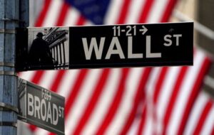 Wall Street ends slightly higher; banks and energy weigh