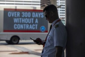 Business groups urge government to prevent Air Canada pilots strike