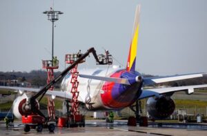 Four South Korean budget airlines submit bids for Asiana cargo unit, media says