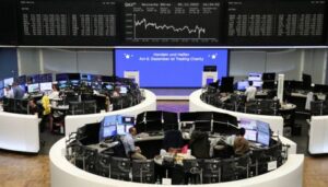 European shares fall on growth worries; healthcare gains cap losses