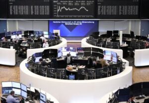 European shares fall on French election uncertainty; log weekly gain